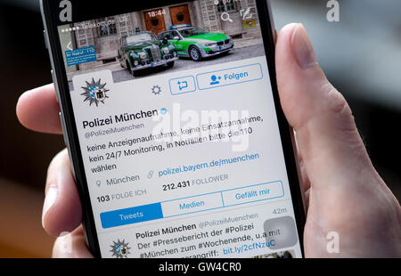 München, Deutschland. 09. Sep, 2016. ILLUSTRATION - der Münchner Polizei Twitter Konto auf einem Smartphone in München, 9. September 2016 gesehen werden kann. Foto: SVEN HOPPE/Dpa/Alamy Live News Stockfoto