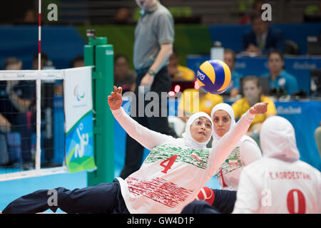 Rio De Janeiro, Brz. 10. September 2016.  Die Irxan Batoui Khalilzadeh Farsangi trifft den Volleyball gegen die USA in Frauen Sitzung Volleyball am dritten Tag des Wettbewerbs auf die Paralympischen Spiele 2016 in Rio. Bildnachweis: Bob Dämmrich/Alamy Live-Nachrichten Stockfoto