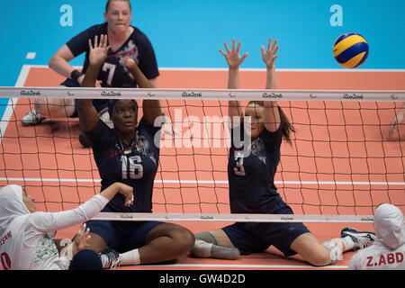 Rio De Janeiro, Brz. 10. September 2016.  USAS Nicky Nieves (16) und Alexis Shiflett sitzen (3) Block einen Schuss gegen den Iran im Frauen Volleyball am dritten Tag des Wettbewerbs auf die Paralympischen Spiele 2016 in Rio. Bildnachweis: Bob Dämmrich/Alamy Live-Nachrichten Stockfoto