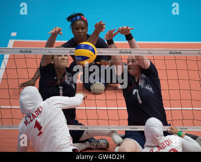 Rio De Janeiro, Brz. 10. September 2016.  USAS Lora Webster (1) und Monique Burkland (7) blockieren ein Schuss aus der Damenmannschaft aus dem Iran in sitzender Volleyball am dritten Tag des Wettbewerbs auf die Paralympischen Spiele 2016 in Rio. Bildnachweis: Bob Dämmrich/Alamy Live-Nachrichten Stockfoto