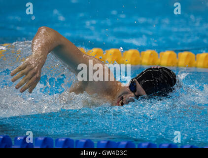 Rio De Janeiro, Brz. 10. September 2016.  USAS Tharon Drake schwimmt, eine Silber-Medaille-Oberfläche die S11 400 m Freistil Finale am dritten Tag des Wettbewerbs auf die Paralympischen Spiele 2016 in Rio. Bildnachweis: Bob Dämmrich/Alamy Live-Nachrichten Stockfoto