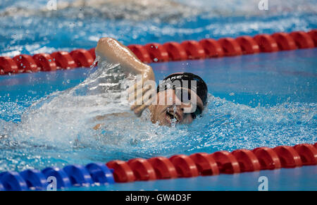 Rio De Janeiro, Brz. 10. September 2016.  USAS Tharon Drake schwimmt, eine Silber-Medaille-Oberfläche die S11 400 m Freistil Finale am dritten Tag des Wettbewerbs auf die Paralympischen Spiele 2016 in Rio. Bildnachweis: Bob Dämmrich/Alamy Live-Nachrichten Stockfoto