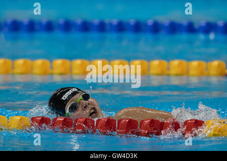 Rio De Janeiro, Brz. 10. September 2016.  Den Niederlanden Liesette Bruinsma schwimmt, eine Gold-Medaille beenden in der S11 400-Meter-Freistil der Frauen Finale am dritten Tag des Wettbewerbs auf die Paralympischen Spiele 2016 in Rio. Bildnachweis: Bob Dämmrich/Alamy Live-Nachrichten Stockfoto