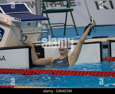 Rio De Janeiro, Brz. 10. September 2016.  Des Niederlanden Liesette Bruinsma feiert ihr Gold-Medaille-Ergebnis in der S11 400-Meter-Freistil der Frauen Finale am dritten Tag des Wettbewerbs auf die Paralympischen Spiele 2016 in Rio. Bildnachweis: Bob Dämmrich/Alamy Live-Nachrichten Stockfoto