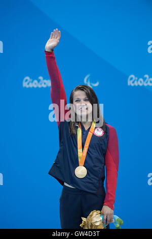 Rio De Janeiro, Brz. 10. September 2016.  USAS Rebecca Meyers winkt der Menge nach Erhalt ihre Goldmedaille für den Gewinn der Frauen S13 200-Meter-Lagenschwimmen Finale am dritten Tag des Wettbewerbs auf die Paralympischen Spiele 2016 in Rio. Bildnachweis: Bob Dämmrich/Alamy Live-Nachrichten Stockfoto