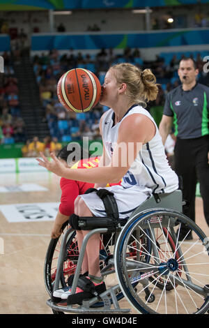 Rio De Janeiro, Brz. 10. Mai 2016.  USAS Rose Hollermann sind einen Pass in den USA 70-36-Sieg über China im Frauen Rollstuhl Basketball Billard zu spielen am dritten Tag des Wettbewerbs auf die Paralympischen Spiele 2016 in Rio. Bildnachweis: Bob Dämmrich/Alamy Live-Nachrichten Stockfoto