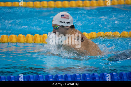 Rio De Janeiro, Brz. 10. September 2016.  USA-Schwimmer Austin Evans konkurriert im Finale des 100-Meter-Brustschwimmen der Männer SB7 am dritten Tag des Wettbewerbs auf die Paralympischen Spiele 2016 in Rio. Bildnachweis: Bob Dämmrich/Alamy Live-Nachrichten Stockfoto