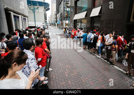 Hiroshima Carp-Baseball-Team-Fans Line-up außen Hiroshima Marke Shop TAU in Ginza am 11. September 2016, Tokio, Japan. Hunderte von Karpfen Fans vom frühen Morgen außerhalb Hiroshima Marke Shop TAU, Sieg T-shirts zu kaufen, nach Hiroshima-Baseball-Team seinen ersten zentralen Meistertitel in 25 Jahren nach dem Sieg gegen den Yomiuri Giants 6-4 am Samstag, den 10. September bekam aufgereiht. © Rodrigo Reyes Marin/AFLO/Alamy Live-Nachrichten Stockfoto