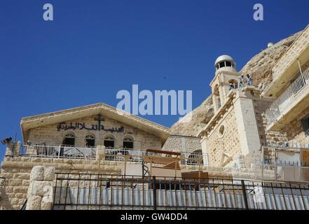 Damaskus, Syrien Hauptstadt Damaskus. 10. September 2016. Bauarbeiter reparieren zerstörte Teile des altehrwürdigen Mar-Tekla-Klosters in Maaloula, außerhalb Syriens Hauptstadt Damaskus, am 10. September 2016. Maaloula ist eines der ältesten Wiege des Christentums in Syrien, wo intensive Schlachten zwischen der syrischen Armee und Rebellen Gruppen stattgefunden haben. © Ammar Safarjalani/Xinhua/Alamy Live-Nachrichten Stockfoto