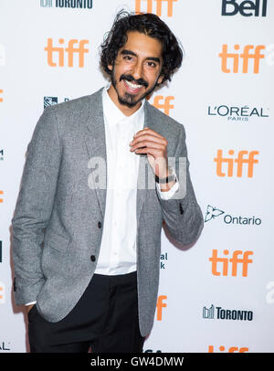 Toronto, Kanada. 10. September 2016. Schauspieler Dev Patel posiert für Fotos vor der Weltpremiere des Films "Löwen" Princess of Wales Theatre während der 41. Toronto International Film Festival in Toronto, Kanada, 10. September 2016. Bildnachweis: Zou Zheng/Xinhua/Alamy Live-Nachrichten Stockfoto