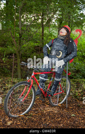 Altham, Lancashire, UK. 10. September 2016. Das "Altham Engel Festival. Vierzig Leute aus dem Dorf haben Leben gemacht Engel Anzeige während der Festival-Wochenende, einschließlich der Heiligen Engel, Hells Angels Größe oder auch "Fallen Angels". Besucher wurden mit einem "Angel Trail"-Karte zeigt den Standort aller Engel im Dorf zur Verfügung gestellt und die Karte einen stimmberechtigten Slip für "Die humorvollsten Angel" und "der kunstvollsten Engel" und "the most original Angel" enthalten. Die Veranstaltungen von der Dorfgemeinschaft, Gelder für kirchliche Reparaturen. © MediaWorld Bilder/AlamyLiveNews Stockfoto