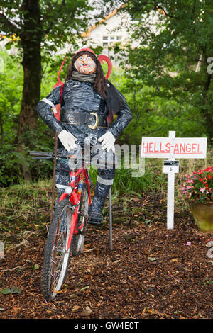 Altham, Lancashire, UK. 10. September 2016. Das "Altham Engel Festival. Vierzig Leute aus dem Dorf haben Leben gemacht Engel Anzeige während der Festival-Wochenende, einschließlich der Heiligen Engel, Hells Angels Größe oder auch "Fallen Angels". Besucher wurden mit einem "Angel Trail"-Karte zeigt den Standort aller Engel im Dorf zur Verfügung gestellt und die Karte einen stimmberechtigten Slip für "Die humorvollsten Angel" und "der kunstvollsten Engel" und "the most original Angel" enthalten. Die Veranstaltungen von der Dorfgemeinschaft, Gelder für kirchliche Reparaturen. © MediaWorld Bilder/AlamyLiveNews Stockfoto