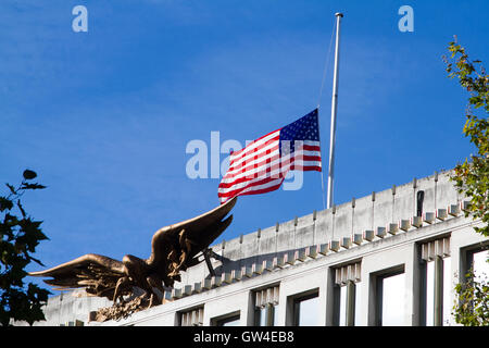 London, UK. 11. September 2016. Die amerikanische Flagge fliegt auf Halbmast über die US-Botschaft in London auf den 15. Jahrestag der terroristischen Anschläge vom 11. September in New York und Washington DC Credit: Amer Ghazzal/Alamy Live-Nachrichten Stockfoto