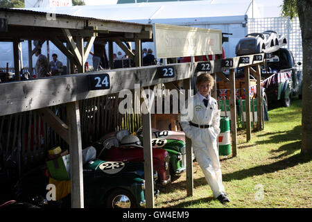 Goodwood, UK. 10. September 2016. Einer der Fahrer entspannt vor der Settrington Cup Kinder Kartrennen, 09.10.16 Kredit: Malcolm Greig/Alamy Live News Stockfoto