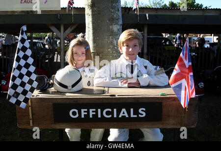 Goodwood, UK. 10. September 2016. Beamten bereit für die Settrington Cup Kinder Kartrennen, 09.10.16 Kredit gehen: Malcolm Greig/Alamy Live News Stockfoto