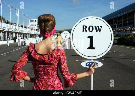 Goodwood, UK. 10. September 2016. Grid Girls warten auf die Autos für Chichester Cup Rennen, Goodwood, UK Credit: Malcolm Greig/Alamy Live News Stockfoto