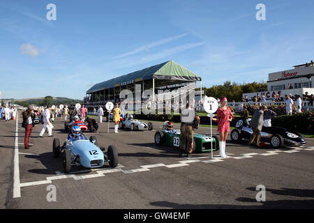 Goodwood, UK. 10. September 2016. Raster für den Chichester Cup, Grid Girls, 09.10.16 Kredit: Malcolm Greig/Alamy Live News Stockfoto