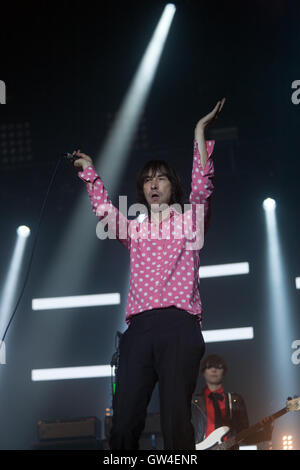 Nahaufnahme von Bobby Gillespie, Lead-Sänger der alternative-Rock-Band, Primal Scream, als Headliner auf der Hauptbühne des OnBlackheath Musik Festival 2016. Stockfoto