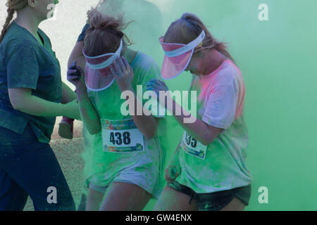 Morecambe Promenade, Morecambe, Lancashire, Vereinigtes Königreich. 11. September 2016. Morecambe Promenade war wie ein Regenbogen gemalt, als der dritte jährliche JWK Farbe Strich am Sonntagmorgen stattfand. Die Veranstaltung war Beschaffung von Mitteln für ST Johns Hospiz in Morecambe Vormittag, Kredit-mit 200 Läufern, die Teilnahme an der Veranstaltung: David Billinge/Alamy Live News Stockfoto