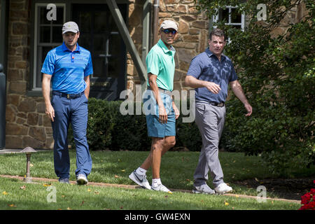 Owings Mills, Maryland, USA. 10. September 2016. Vereinigte StatesPresident Barack Obama wird von unbekannten Golfer begrüßt, wie er kommen, um eine Runde Golf spielen im Höhlen Valley Golf Club in Owings Mills, Maryland, USA, auf Samstag, 10. September 2016. Höhlen-Tal ist Mitglied im Besitz privaten Verein, der unter den Top 50 der Amerikas beste moderne Kurse von GolfWeek Zeitschrift bewertet wurde. Bildnachweis: Pete Marovich/Pool über CNP © Pete Marovich/CNP/ZUMA Draht/Alamy Live-Nachrichten Stockfoto