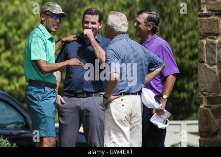 Owings Mills, Maryland, USA. 10. September 2016. US-Präsident Barack Obama wird von unbekannten Golfer begrüßt, wie er kommen, um eine Runde Golf spielen im Höhlen Valley Golf Club in Owings Mills, Maryland, USA, auf Samstag, 10. September 2016. Höhlen-Tal ist Mitglied im Besitz privaten Verein, der unter den Top 50 der Amerikas beste moderne Kurse von GolfWeek Zeitschrift bewertet wurde. Bildnachweis: Pete Marovich/Pool über CNP © Pete Marovich/CNP/ZUMA Draht/Alamy Live-Nachrichten Stockfoto