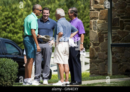 Owings Mills, Maryland, USA. 10. September 2016. US-Präsident Barack Obama wird von unbekannten Golfer begrüßt, wie er kommen, um eine Runde Golf spielen im Höhlen Valley Golf Club in Owings Mills, Maryland, USA, auf Samstag, 10. September 2016. Höhlen-Tal ist Mitglied im Besitz privaten Verein, der unter den Top 50 der Amerikas beste moderne Kurse von GolfWeek Zeitschrift bewertet wurde. Bildnachweis: Pete Marovich/Pool über CNP © Pete Marovich/CNP/ZUMA Draht/Alamy Live-Nachrichten Stockfoto