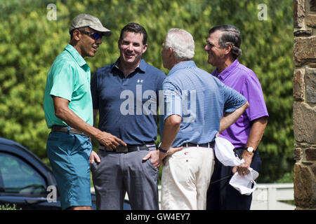 Owings Mills, Maryland, USA. 10. September 2016. US-Präsident Barack Obama wird von unbekannten Golfer begrüßt, wie er kommen, um eine Runde Golf spielen im Höhlen Valley Golf Club in Owings Mills, Maryland, USA, auf Samstag, 10. September 2016. Höhlen-Tal ist Mitglied im Besitz privaten Verein, der unter den Top 50 der Amerikas beste moderne Kurse von GolfWeek Zeitschrift bewertet wurde. Bildnachweis: Pete Marovich/Pool über CNP © Pete Marovich/CNP/ZUMA Draht/Alamy Live-Nachrichten Stockfoto