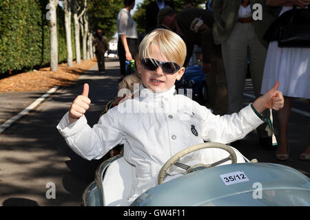 Goodwood, UK. 10. September 2016. Treiber bereitet sich auf die Settrington Cup Kinder Kartrennen, Goodwood, UK, 09.10.16 Kredit gehen: Malcolm Greig/Alamy Live News Stockfoto