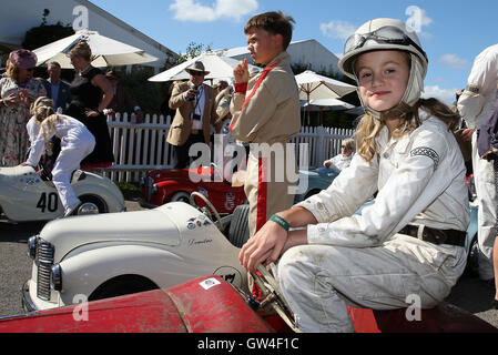 Goodwood, UK. 10. September 2016. Treiber bereitet sich auf den Kinder-Settrington-Cup gehen Kartrennen, 09.10.16 Kredit: Malcolm Greig/Alamy Live News Stockfoto