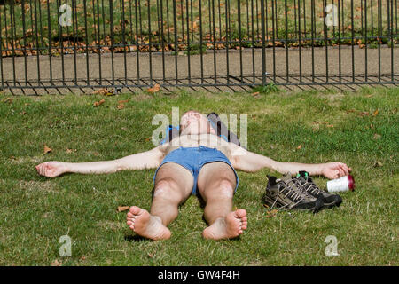 London, UK. 11. September 2016. Mitglieder der Öffentlichkeit genießen Sie die Sonne in Green Park, wie das warme Wetter in die Hauptstadt Credit zurück: Amer Ghazzal/Alamy Live-Nachrichten Stockfoto