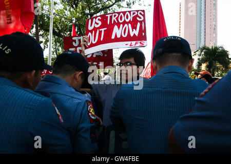 Philippinen. 11. September 2016. Studentengruppe League of Filipino Students marschierten an die US-Botschaft in Roxas Boulevard in Manila, Sonntag Nachmittag. Die Gruppe brannte ein mock US-Flagge, wie sie ihre Forderung gegen die angebliche anhaltenden Intervention der USA in das Land Luft. © J Gerard Seguia/ZUMA Draht/Alamy Live-Nachrichten Stockfoto