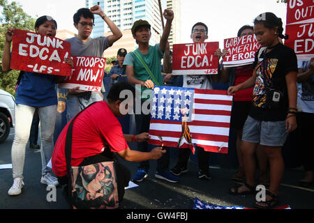 Philippinen. 11. September 2016. Studentengruppe League of Filipino Students marschierten an die US-Botschaft in Roxas Boulevard in Manila, Sonntag Nachmittag. Die Gruppe brannte ein mock US-Flagge, wie sie ihre Forderung gegen die angebliche anhaltenden Intervention der USA in das Land Luft. © J Gerard Seguia/ZUMA Draht/Alamy Live-Nachrichten Stockfoto