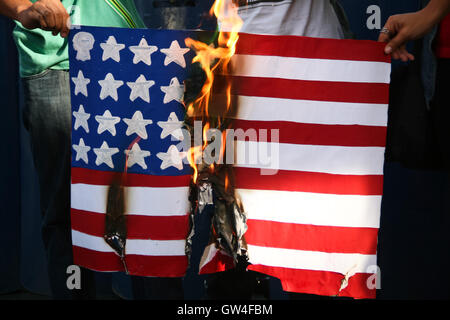 Philippinen. 11. September 2016. Studentengruppe League of Filipino Students marschierten an die US-Botschaft in Roxas Boulevard in Manila, Sonntag Nachmittag. Die Gruppe brannte ein mock US-Flagge, wie sie ihre Forderung gegen die angebliche anhaltenden Intervention der USA in das Land Luft. © J Gerard Seguia/ZUMA Draht/Alamy Live-Nachrichten Stockfoto