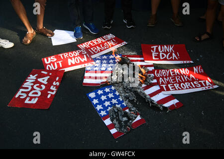 Philippinen. 11. September 2016. Studentengruppe League of Filipino Students marschierten an die US-Botschaft in Roxas Boulevard in Manila, Sonntag Nachmittag. Die Gruppe brannte ein mock US-Flagge, wie sie ihre Forderung gegen die angebliche anhaltenden Intervention der USA in das Land Luft. © J Gerard Seguia/ZUMA Draht/Alamy Live-Nachrichten Stockfoto