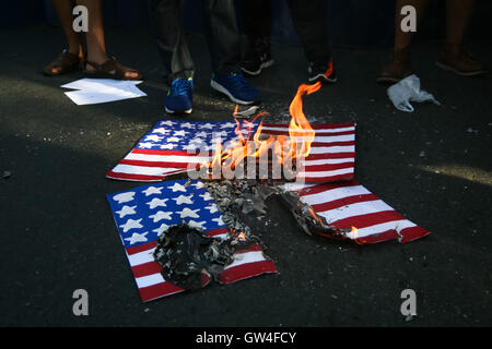 Philippinen. 11. September 2016. Studentengruppe League of Filipino Students marschierten an die US-Botschaft in Roxas Boulevard in Manila, Sonntag Nachmittag. Die Gruppe brannte ein mock US-Flagge, wie sie ihre Forderung gegen die angebliche anhaltenden Intervention der USA in das Land Luft. © J Gerard Seguia/ZUMA Draht/Alamy Live-Nachrichten Stockfoto