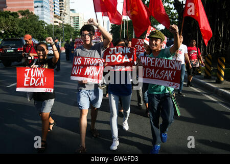 Philippinen. 11. September 2016. Studentengruppe League of Filipino Students marschierten an die US-Botschaft in Roxas Boulevard in Manila, Sonntag Nachmittag. Die Gruppe brannte ein mock US-Flagge, wie sie ihre Forderung gegen die angebliche anhaltenden Intervention der USA in das Land Luft. © J Gerard Seguia/ZUMA Draht/Alamy Live-Nachrichten Stockfoto