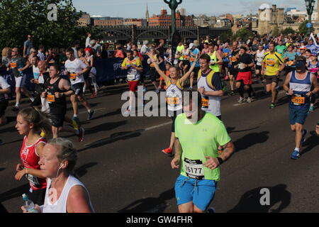 Newcastle Upon Tyne, UK 11. September 2016. Der große Norden laufen 2016, der weltweit größten Halbmarathon für Läufer aller Leistungsklassen, im Bild der Tyne Brücke am 11. September 2016. Die Route ging von Newcastle Upon Tyne und geschlossen in South Shields mit 13,1 Meilen mit einige 56.000 Läufer teilnehmen. Die Great North Run Rennen der Männer gewann Mo Farah. Die Red Arrows hat auch ein Überflug. Bildnachweis: David Whinham/Alamy Live-Nachrichten Stockfoto