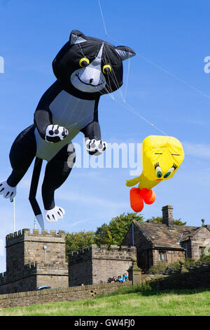 Preston, UK. 11. September 2016. Der Hoghton Tower Kite Festival findet über die berühmte Burg Türme wie riesige Drachen in die Luft gehen. Zwei & vier Leitungen Lenkdrachen mit einem Riesenkraken und "Sylvester & Tweety Pie" flog anmutig in der Sonne, wie die Kinder staunend zusahen. Dieses Ereignis zog hunderte von Besuchern, die mit einem schönen warmen, sonnigen Tag zum Picknick auf dem Gelände gesegnet wurden und beobachten Sie die riesigen Hüpfburgen. Bildnachweis: Cernan Elias/Alamy Live-Nachrichten Stockfoto