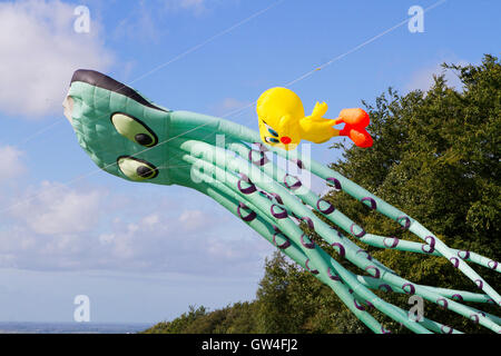 Preston, UK. 11. September 2016. Der Hoghton Tower Kite Festival findet über die berühmte Burg Türme wie riesige Drachen in die Luft gehen. Zwei & vier Linie Lenkdrachen, einschließlich einer riesigen Krake und "Tom & Jerry" flog anmutig in der Sonne, wie die Kinder staunend zusahen. Dieses Ereignis zog hunderte von Besuchern, die mit einem schönen warmen, sonnigen Tag zum Picknick auf dem Gelände gesegnet wurden und beobachten Sie die riesigen Hüpfburgen. Bildnachweis: Cernan Elias/Alamy Live-Nachrichten Stockfoto