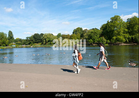 London, UK. 11. September 2016. Menschen genießen das Altweibersommer-Wetter im Regents Park, London, UK. Bildnachweis: Graham M. Lawrence/Alamy Live-Nachrichten. Stockfoto