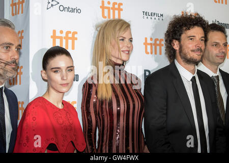 Produzent Iain Canning (l-R), Rooney Mara, Nicole Kidman und Regisseur Garth Davis ankommen bei der Premiere des Löwen während der 41. Toronto International Film Festival, TIFF, bei Princess of Wales Theatre in Toronto, Kanada, am 10. September 2016. Foto: Hubert Boesl - kein Draht-Dienst- Stockfoto