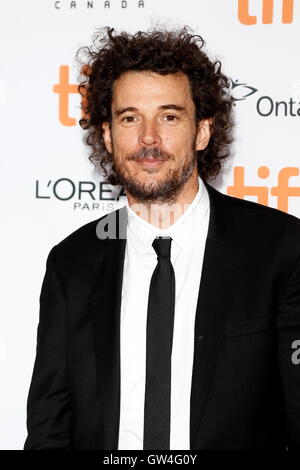 Toronto, Kanada. 10. September 2016. Regisseur Garth Davis kommt bei der Premiere des Löwen während der 41. Toronto International Film Festival, TIFF, bei Princess of Wales Theatre in Toronto, Kanada, am 10. September 2016. Foto: Hubert Boesl - NO-Draht-SERVICE-/ Dpa/Alamy Live News Stockfoto