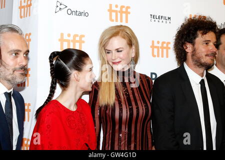 Produzent Iain Canning (l-R), Rooney Mara, Nicole Kidman und Regisseur Garth Davis ankommen bei der Premiere des Löwen während der 41. Toronto International Film Festival, TIFF, bei Princess of Wales Theatre in Toronto, Kanada, am 10. September 2016. Foto: Hubert Boesl - kein Draht-Dienst- Stockfoto