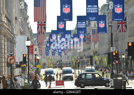 Regent Street, London, UK. 11. September 2016. Auf der Londoner Regent Street vor der Veranstaltung werden NFL Flaggen abgelegt. Stockfoto