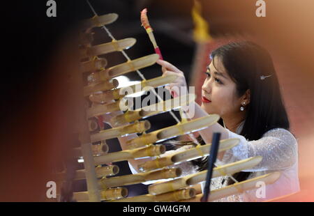 (160911)--NANNING, 11. September 2016 (Xinhua)--A vietnamesische Schauspielerin spielt Volksmusik auf der 13. China-ASEAN Expo in Nanning, Hauptstadt von Süd-China Autonome Region Guangxi Zhuang, 11. September 2016. (Xinhua/Lu Boan) (Wyl) Stockfoto