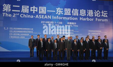 (160911)--NANNING, 11. September 2016 (Xinhua)--Gäste nehmen ein Gruppenfoto während der Eröffnungsfeier der 2. China-ASEAN Informationen Hafenforum in Nanning, Hauptstadt von Süd-China Autonome Region Guangxi Zhuang, 11. September 2016. (Xinhua/Cai Yang) (Wyl) Stockfoto