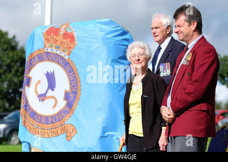 Shobdon Flugplatz, Herefordshire, England. 11. September 2016. Frau Joan Walpole einer ehemaligen WAAF basierend auf RAF Shobdon jetzt im Alter von 95 Jahren präsentiert das neue Kriegerdenkmal auf dem ehemaligen Flugplatz RAF Shobdon. Das Denkmal ehrt die Männer und Frauen der Nr. 5 Gleitschirm Training School, an RAF Shobdon 1942 gebildet. Die ausgebildeten Piloten fuhr fort, in die Glider Pilot Regiment dienen und nehmen Teil an den Operationen in Norwegen, Sizilien, d-Day, Arnheim und die Überquerung des Rheins in Deutschland. Stockfoto