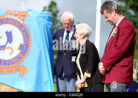 Shobdon Flugplatz, Herefordshire, England. 11. September 2016. Frau Joan Walpole einer ehemaligen WAAF basierend auf RAF Shobdon jetzt im Alter von 95 Jahren präsentiert das neue Kriegerdenkmal auf dem ehemaligen Flugplatz RAF Shobdon. Das Denkmal ehrt die Männer und Frauen der Nr. 5 Gleitschirm Training School, an RAF Shobdon 1942 gebildet. Die ausgebildeten Piloten fuhr fort, in die Glider Pilot Regiment dienen und nehmen Teil an den Operationen in Norwegen, Sizilien, d-Day, Arnheim und die Überquerung des Rheins in Deutschland. Stockfoto