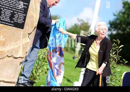 Shobdon Flugplatz, Herefordshire, England. 11. September 2016. Frau Joan Walpole einer ehemaligen WAAF basierend auf RAF Shobdon jetzt im Alter von 95 Jahren präsentiert das neue Kriegerdenkmal auf dem ehemaligen Flugplatz RAF Shobdon. Das Denkmal ehrt die Männer und Frauen der Nr. 5 Gleitschirm Training School, an RAF Shobdon 1942 gebildet. Die ausgebildeten Piloten fuhr fort, in die Glider Pilot Regiment dienen und nehmen Teil an den Operationen in Norwegen, Sizilien, d-Day, Arnheim und die Überquerung des Rheins in Deutschland. Stockfoto