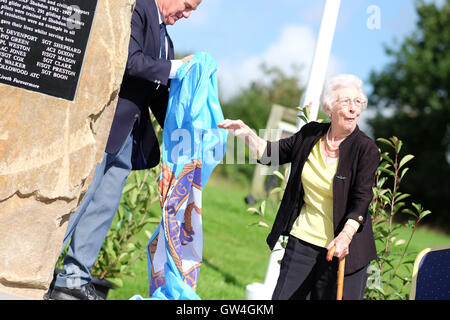 Shobdon Flugplatz, Herefordshire, England. 11. September 2016. Frau Joan Walpole einer ehemaligen WAAF basierend auf RAF Shobdon jetzt im Alter von 95 Jahren präsentiert das neue Kriegerdenkmal auf dem ehemaligen Flugplatz RAF Shobdon. Das Denkmal ehrt die Männer und Frauen der Nr. 5 Gleitschirm Training School, an RAF Shobdon 1942 gebildet. Die ausgebildeten Piloten fuhr fort, in die Glider Pilot Regiment dienen und nehmen Teil an den Operationen in Norwegen, Sizilien, d-Day, Arnheim und die Überquerung des Rheins in Deutschland. Stockfoto